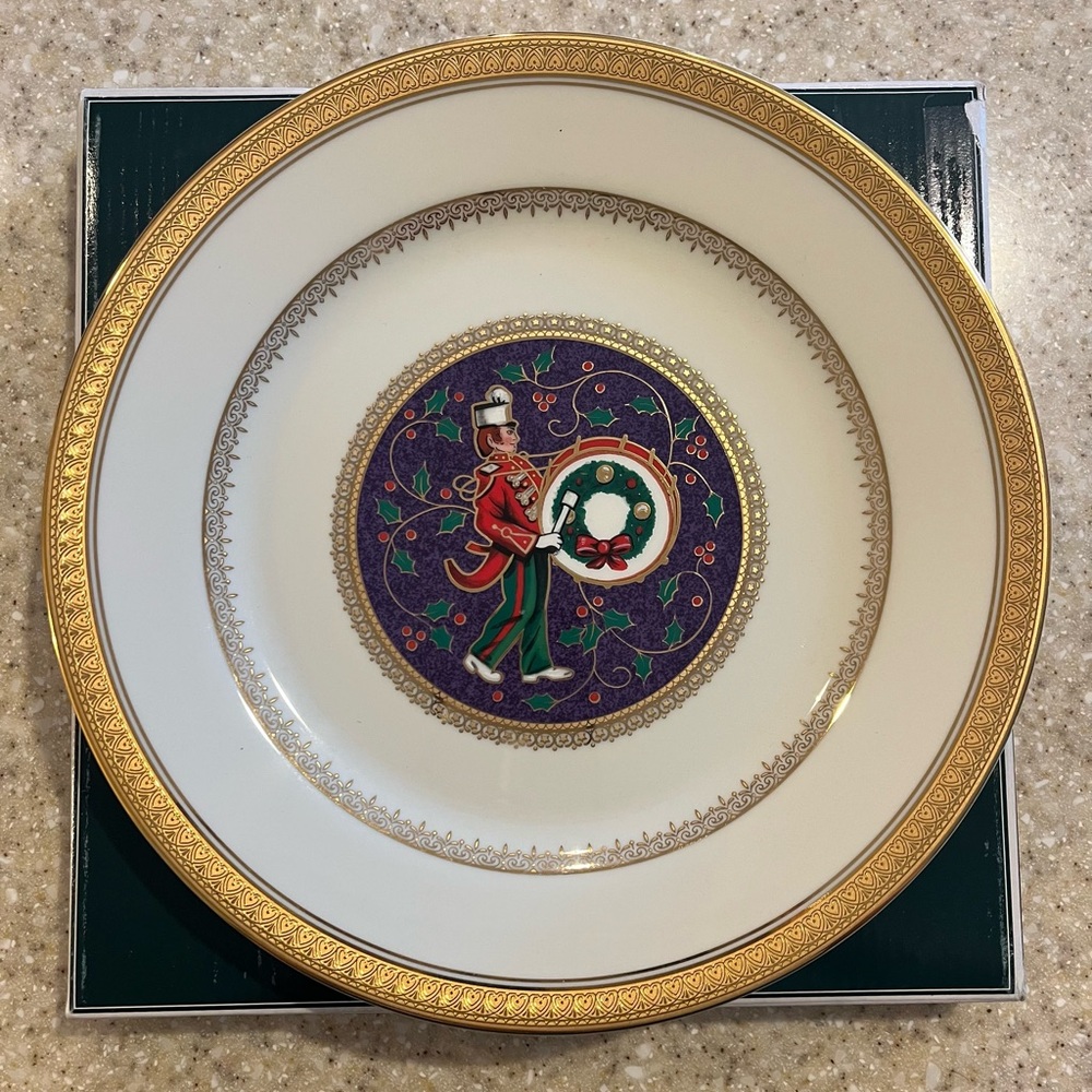 Elegant Gold and White Decorative Plate 12 drummers drumming